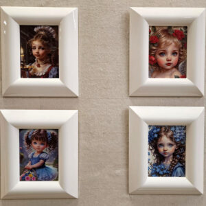 4 stampe fanciulle con cornice bianca