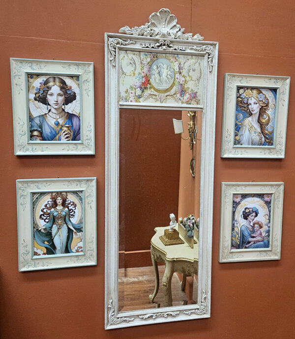 Specchio con 4 stampe di dame