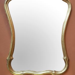 Specchio sagomato e mensola