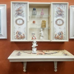 Mobiletto con stampe e mensola