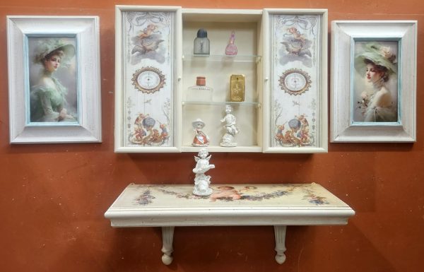 Mobiletto con stampe e mensola