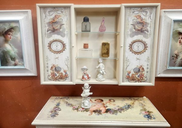Mobiletto con stampe e mensola - immagine 2