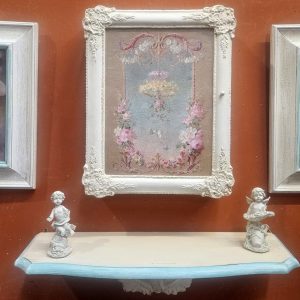 Armadietto, mensola e stampe